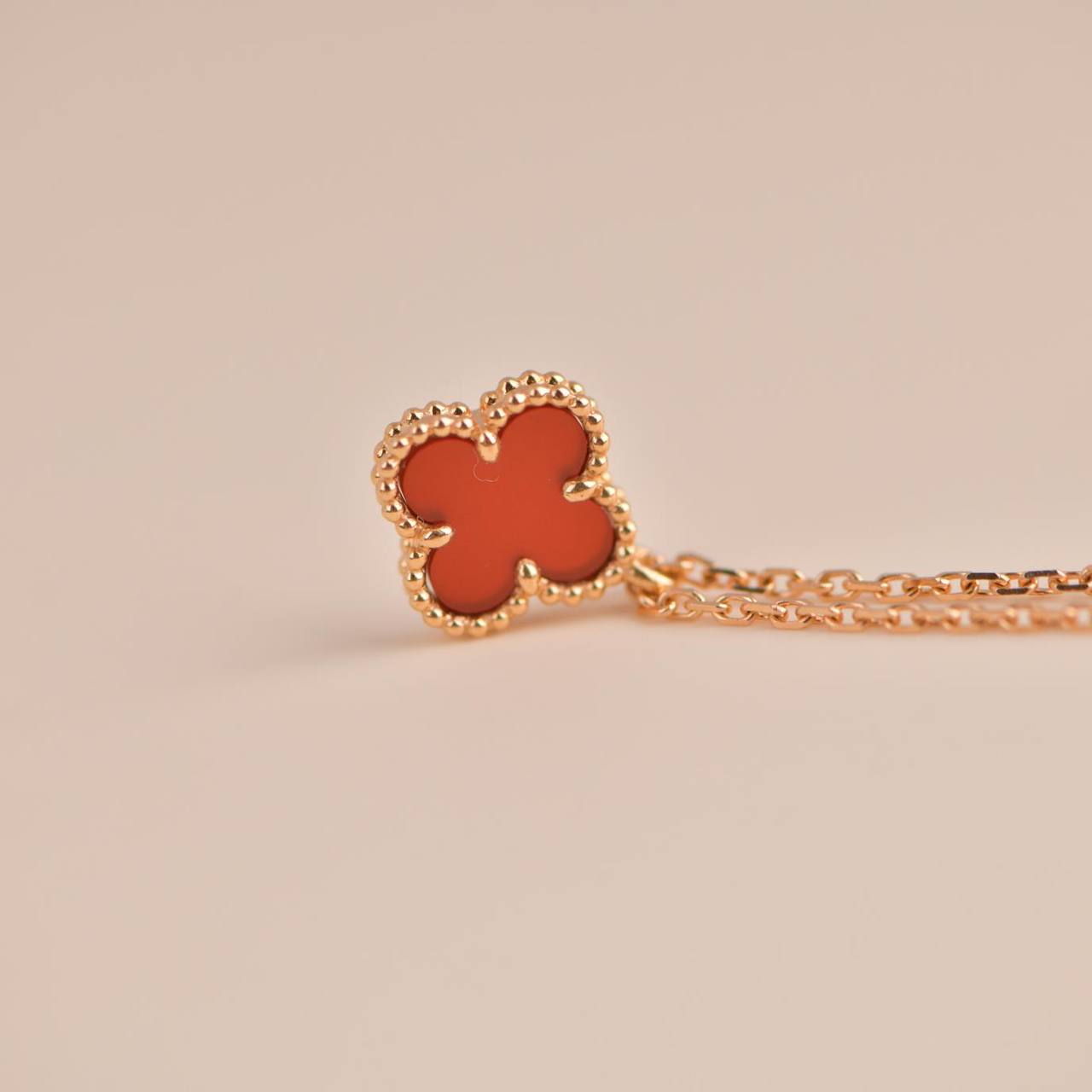 [Regalia jewelry]CLOVER MINI 9.5MM WHITE CARNELIANS NECKLACE
