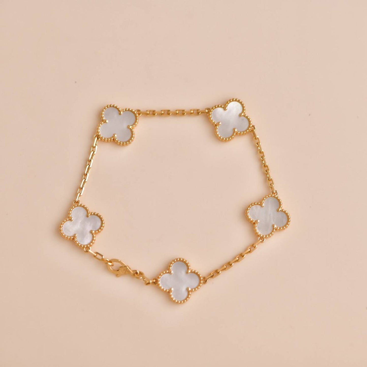 [Joyas Regalia] PULSERA DE TRÉBOL CON 5 MOTIVOS DE MOPA BLANCA 