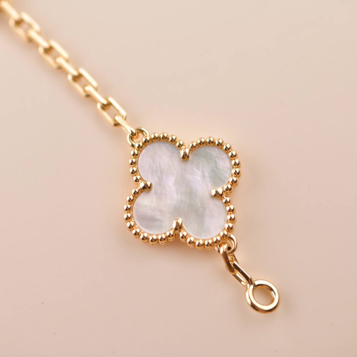 [Joyas Regalia] PULSERA DE TRÉBOL CON 5 MOTIVOS DE MOPA BLANCA 