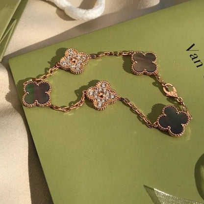 [Joyas Regalia] PULSERA DE DIAMANTES CON 5 MOTIVOS DE TRÉBOL EN COLOR GRIS