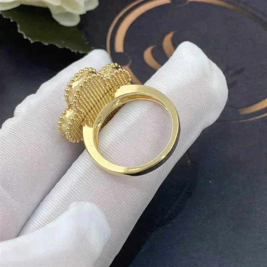 [Bijoux Regalia] BAGUE EN NACRE BLANCHE TRÈFLE