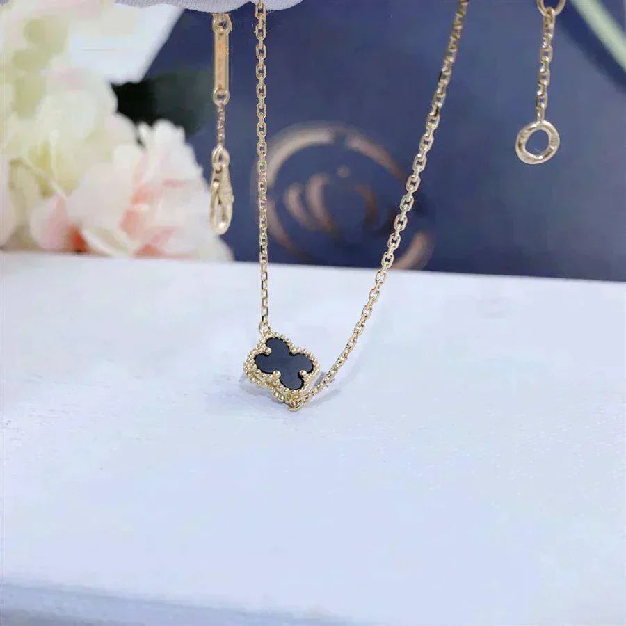 [Joyas Regalia] PULSERA DE UNA SOLA FLOR DE ÓNIX Y TRÉBOL