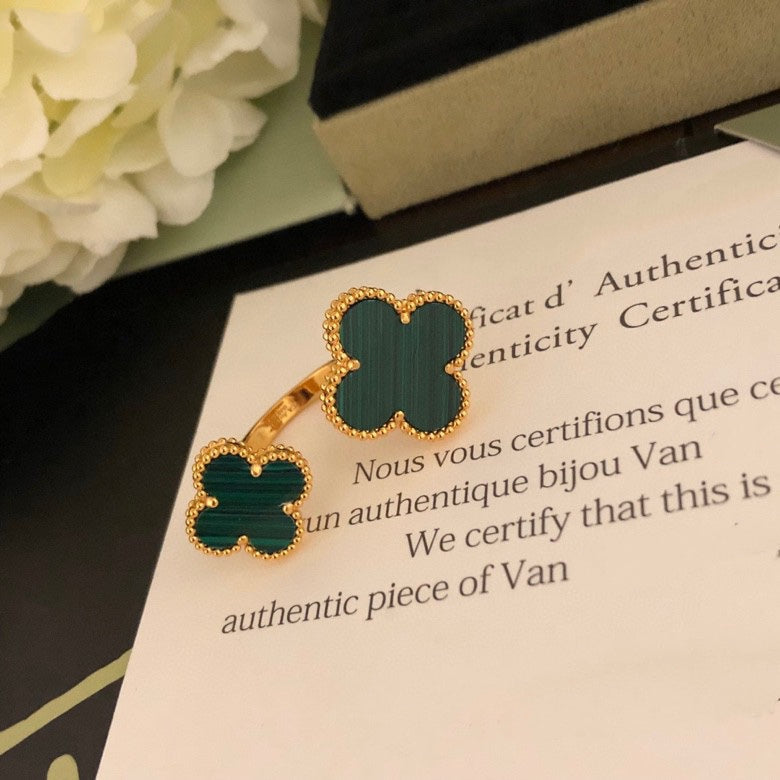 [Regalia jewelry]CLOVER BETWEEN THE FINGER RING