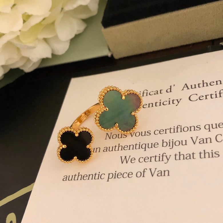 [Regalia jewelry]CLOVER BETWEEN THE FINGER RING