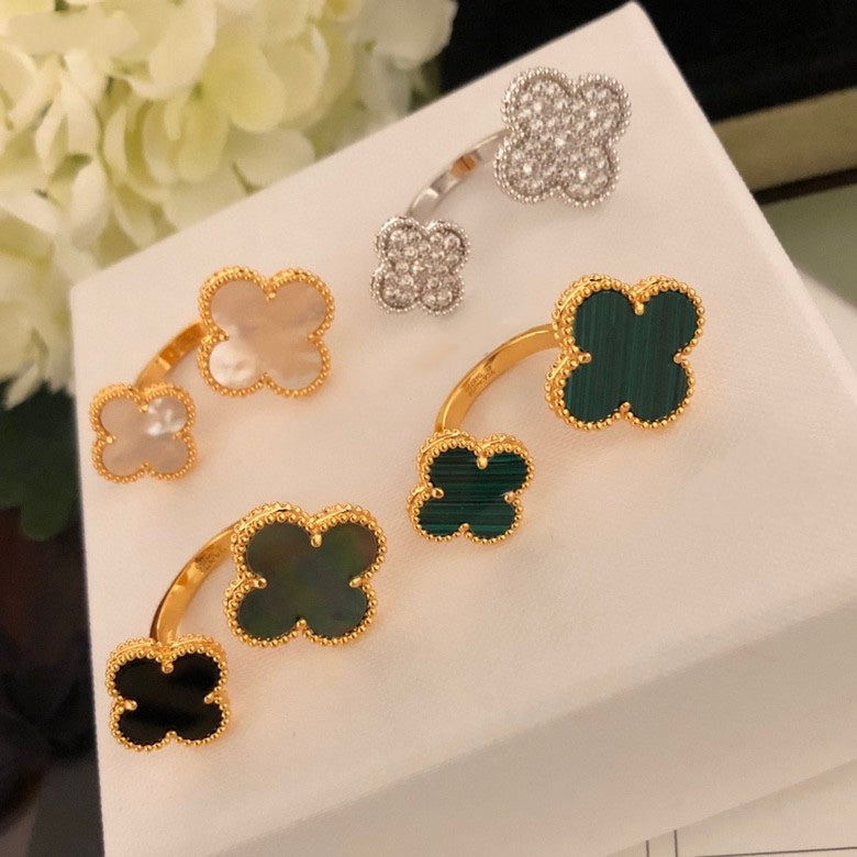[Regalia jewelry]CLOVER BETWEEN THE FINGER RING
