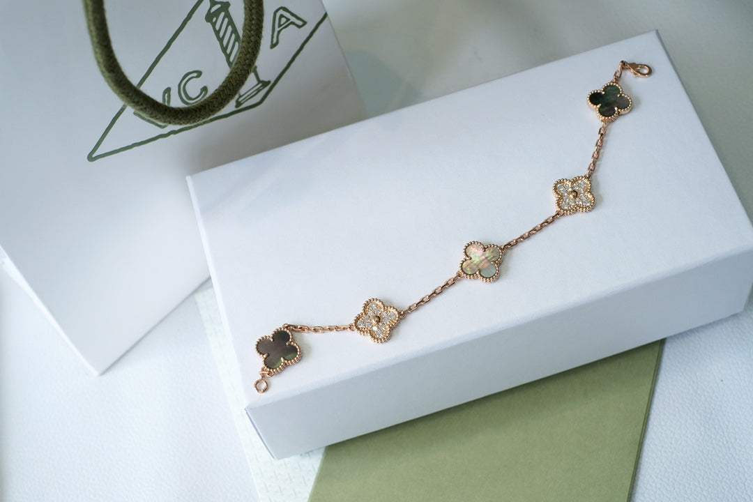 [Joyas Regalia] PULSERA DE ORO ROSA CON 5 MOTIVOS DE TRÉBOL, AZUL OSCURO Y DIAMANTES 