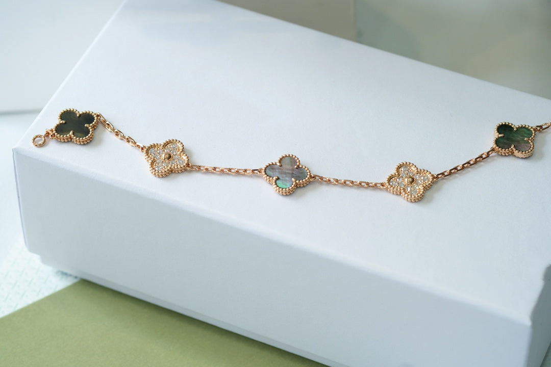 [Joyas Regalia] PULSERA DE ORO ROSA CON 5 MOTIVOS DE TRÉBOL, AZUL OSCURO Y DIAMANTES 