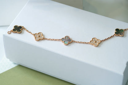 [Joyas Regalia] PULSERA DE ORO ROSA CON 5 MOTIVOS DE TRÉBOL, AZUL OSCURO Y DIAMANTES 