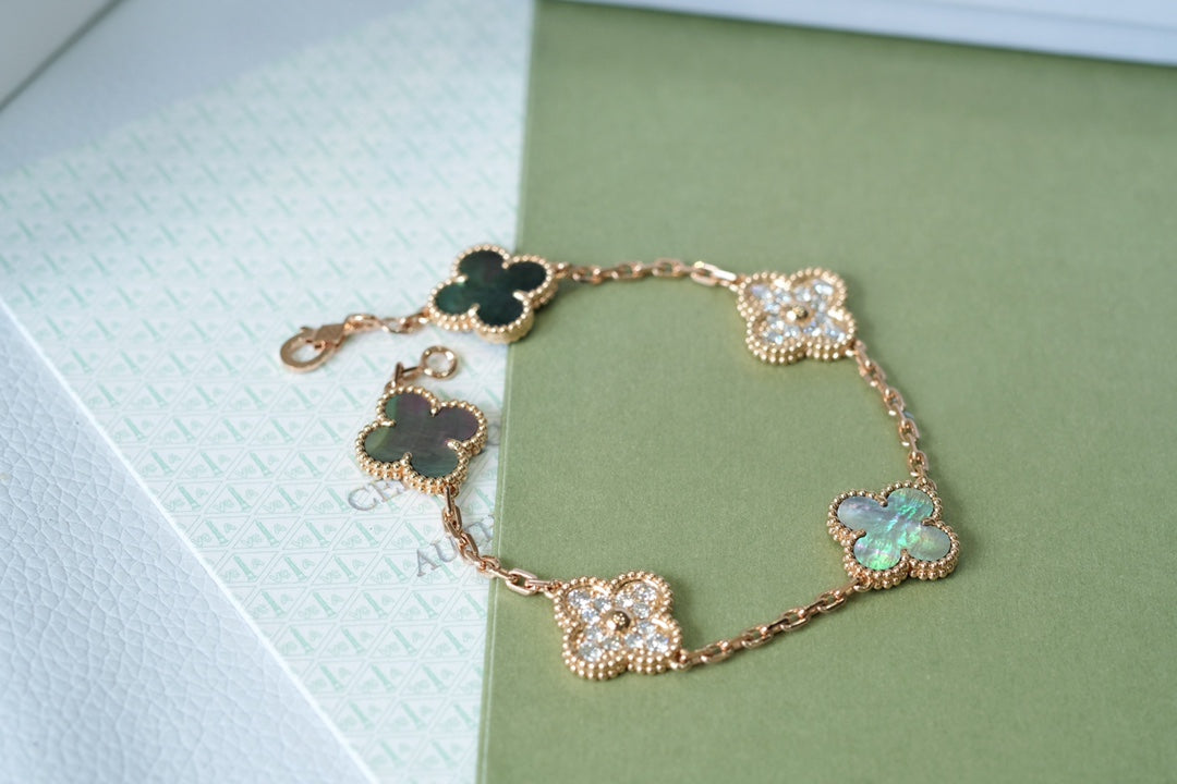 [Joyas Regalia] PULSERA DE ORO ROSA CON 5 MOTIVOS DE TRÉBOL, AZUL OSCURO Y DIAMANTES 