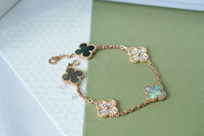 [Joyas Regalia] PULSERA DE ORO ROSA CON 5 MOTIVOS DE TRÉBOL, AZUL OSCURO Y DIAMANTES 