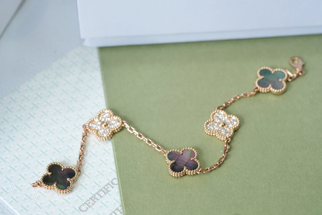 [Joyas Regalia] PULSERA DE ORO ROSA CON 5 MOTIVOS DE TRÉBOL, AZUL OSCURO Y DIAMANTES 