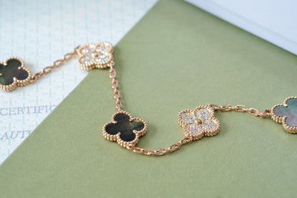 [Joyas Regalia] PULSERA DE ORO ROSA CON 5 MOTIVOS DE TRÉBOL, AZUL OSCURO Y DIAMANTES 