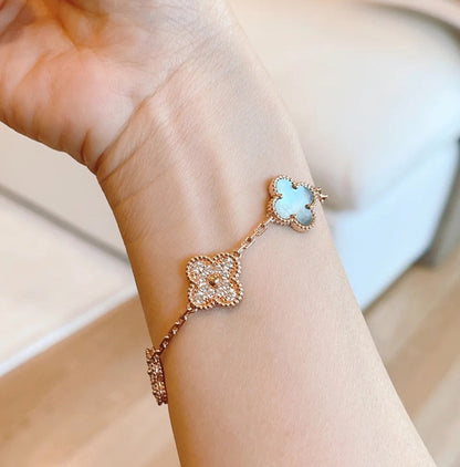[Joyas Regalia] PULSERA DE ORO ROSA CON 5 MOTIVOS DE TRÉBOL, AZUL OSCURO Y DIAMANTES 