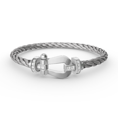[Joyas Regalia]Pulsera de herradura grande con medio diamante en plata.