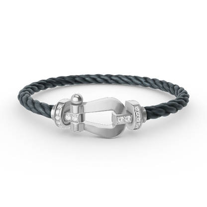 [Joyas Regalia]Pulsera de herradura grande con medio diamante en plata.