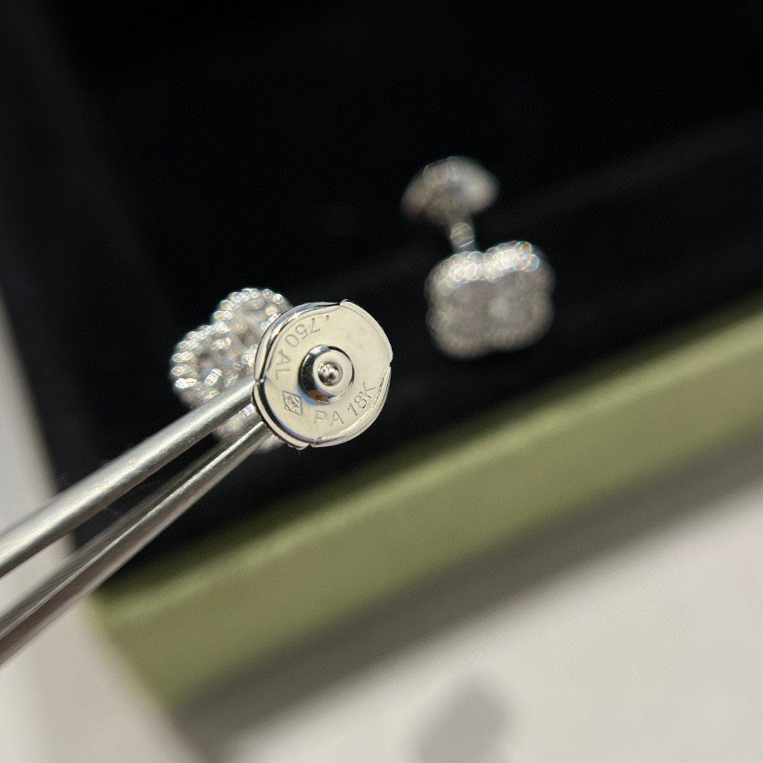 [Regalia jewelry]CLOVER MINI DIAMOND STUD EARRINGS