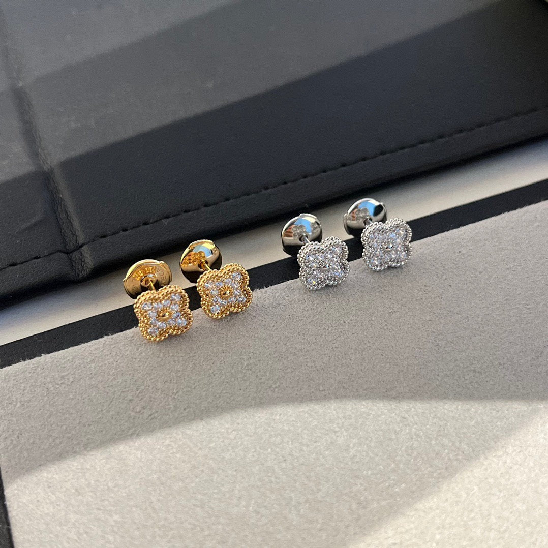 [Regalia jewelry]CLOVER MINI DIAMOND STUD EARRINGS
