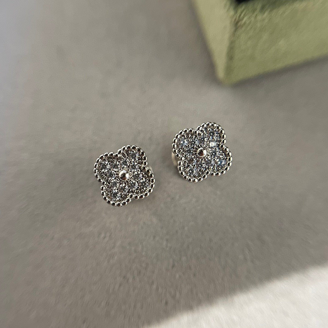 [Regalia jewelry]CLOVER MINI DIAMOND STUD EARRINGS