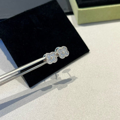 [Regalia jewelry]CLOVER MINI DIAMOND STUD EARRINGS