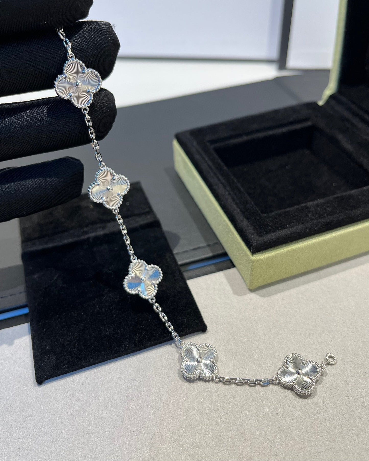 [Joyas Regalia]Pulsera de plata con 5 motivos de trébol 