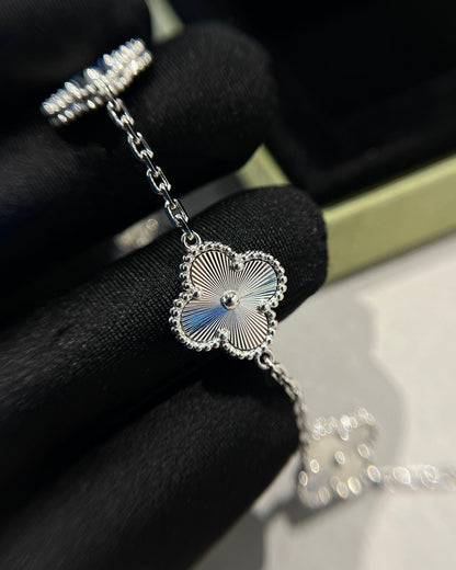 [Joyas Regalia]Pulsera de plata con 5 motivos de trébol 