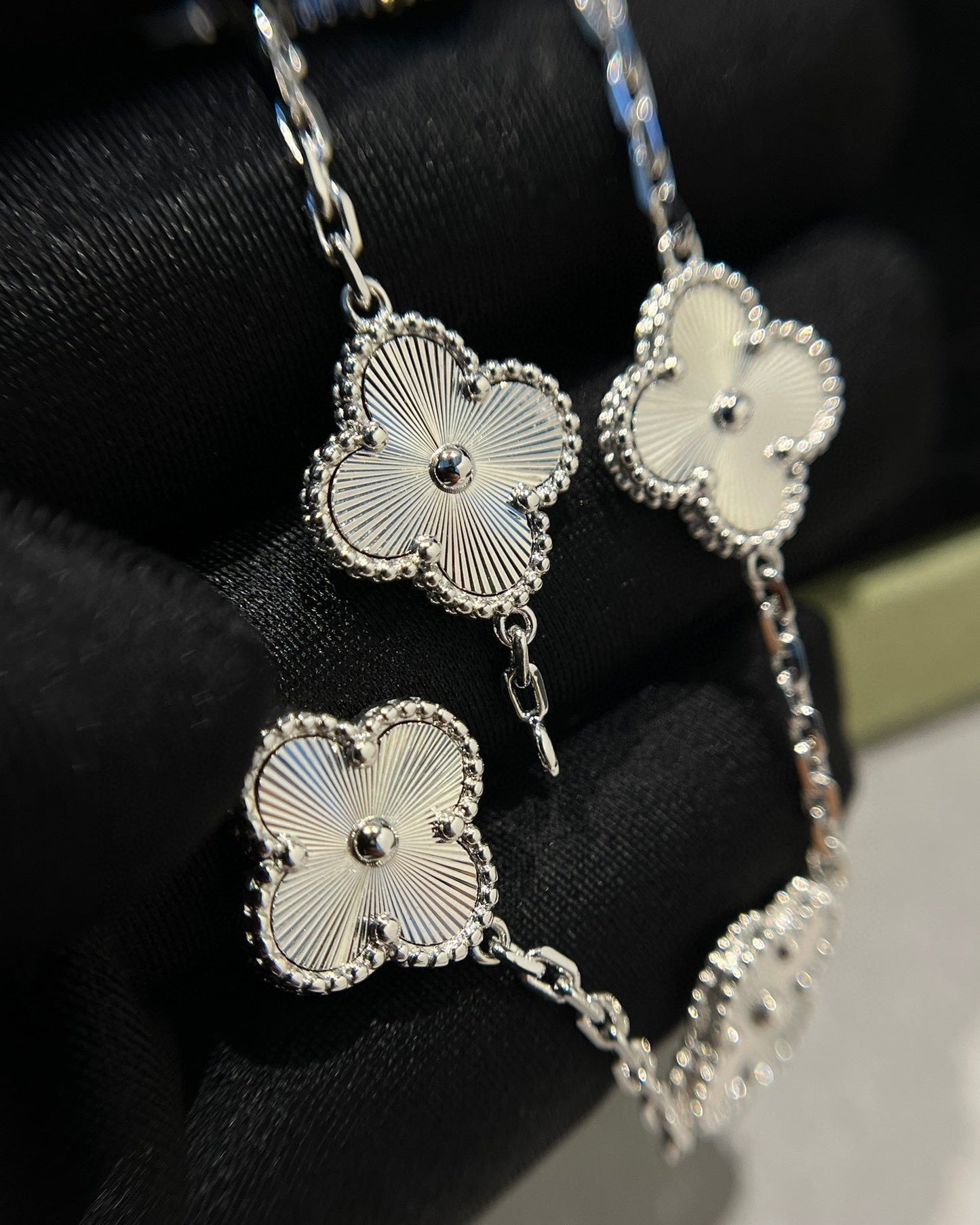 [Joyas Regalia]Pulsera de plata con 5 motivos de trébol 