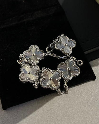 [Joyas Regalia]Pulsera de plata con 5 motivos de trébol 