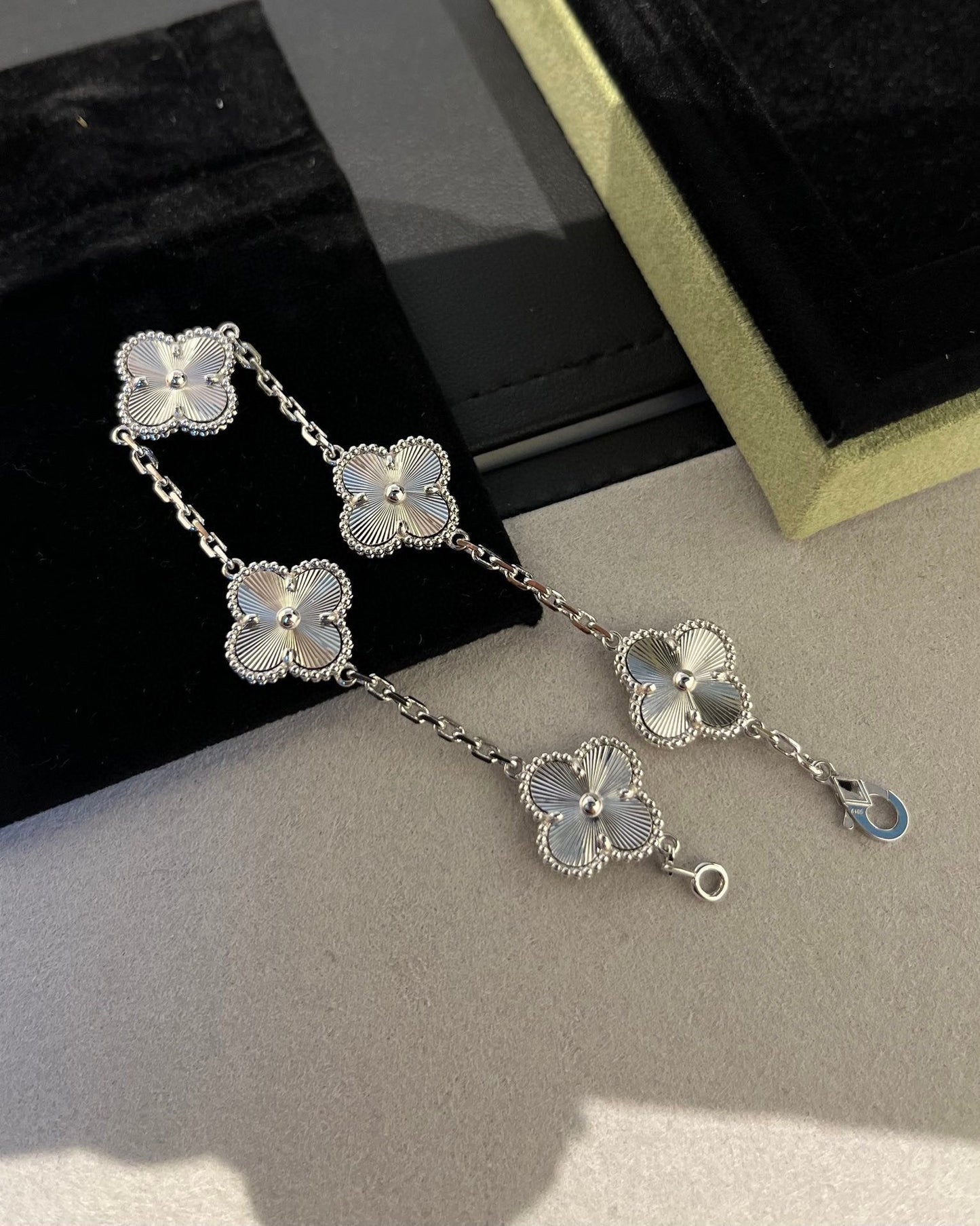 [Joyas Regalia]Pulsera de plata con 5 motivos de trébol 