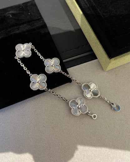 [Joyas Regalia]Pulsera de plata con 5 motivos de trébol 