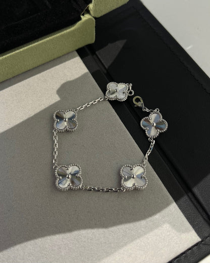 [Joyas Regalia]Pulsera de plata con 5 motivos de trébol 