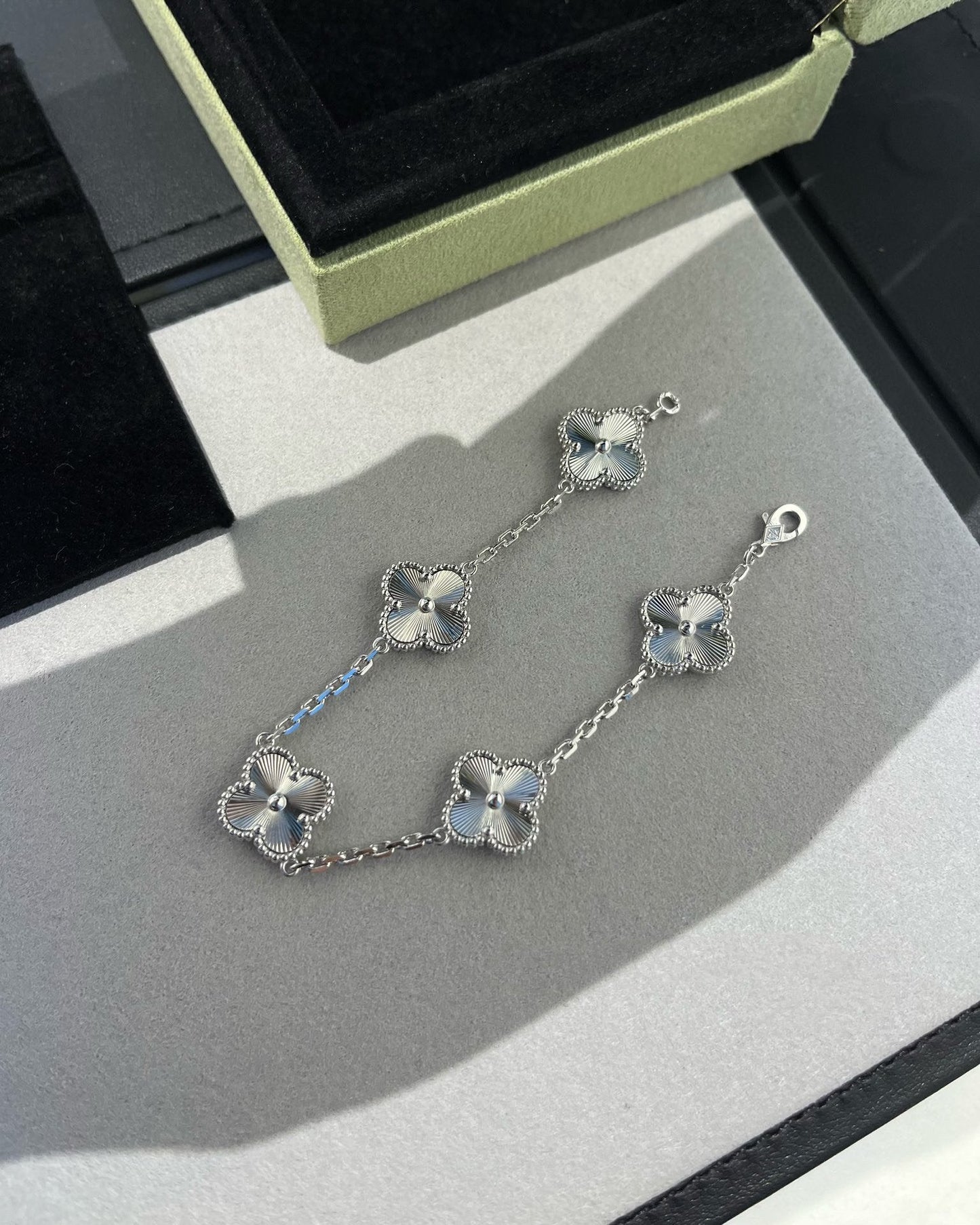 [Joyas Regalia]Pulsera de plata con 5 motivos de trébol 